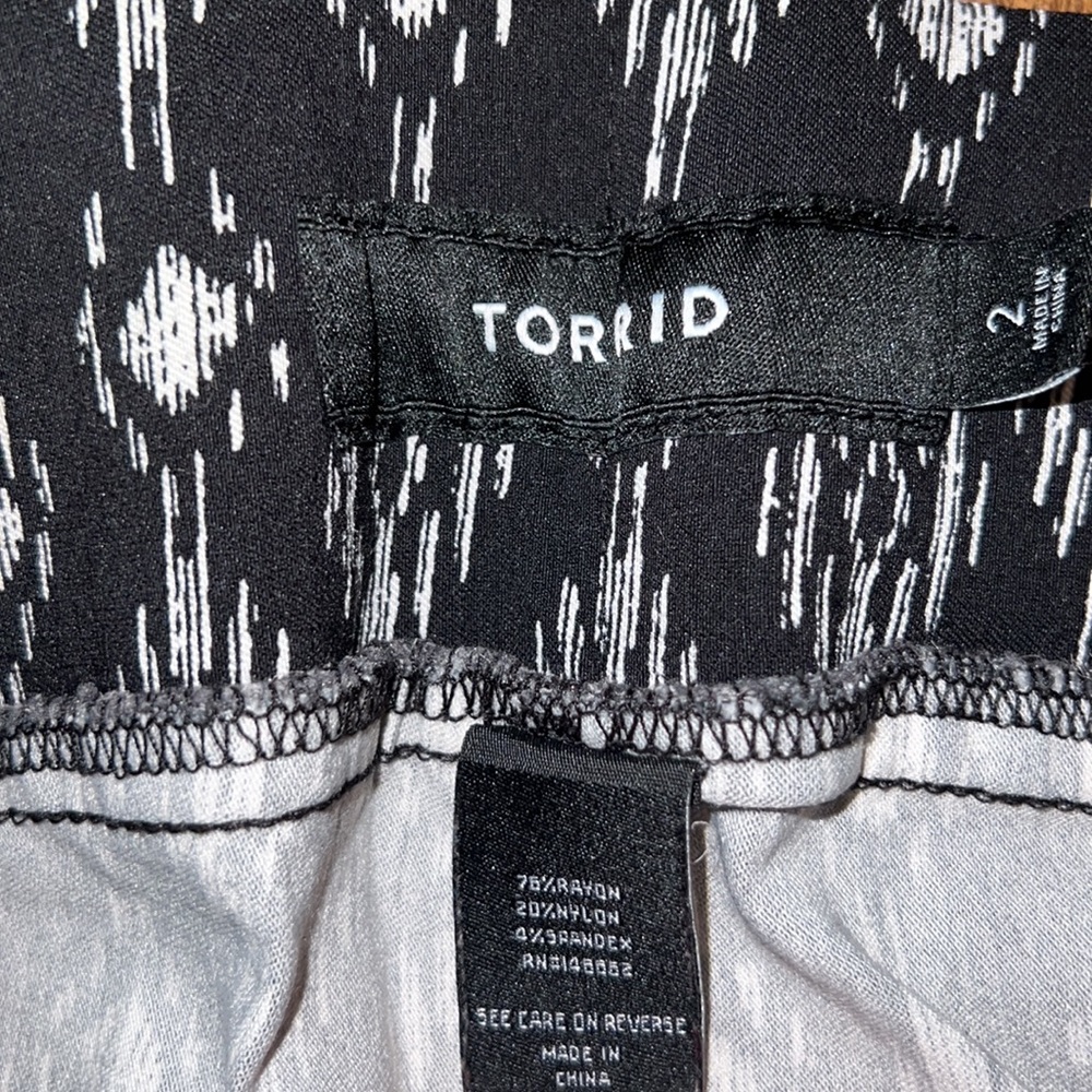 Size 2 Torrid Patterned Capris - Picture 2 of 7